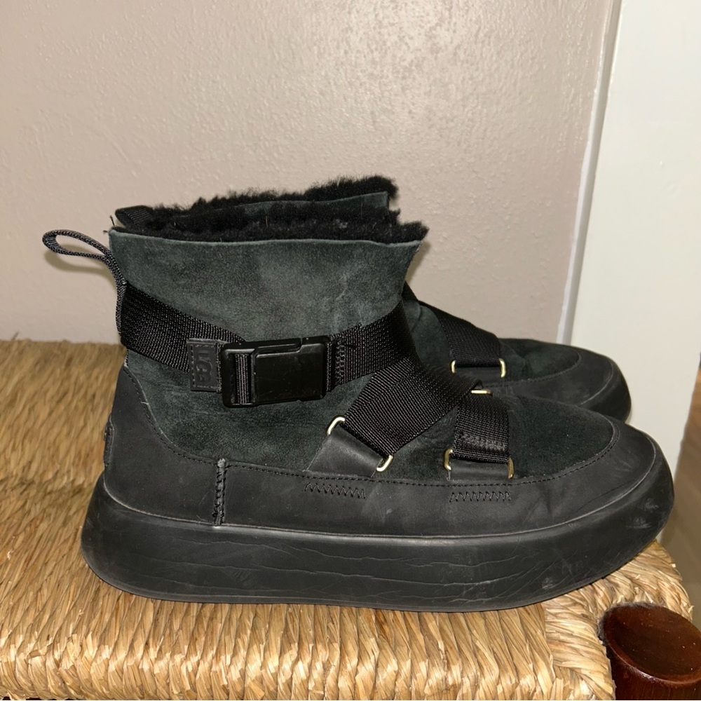 UGG PLATFORM BLACK BOOTS